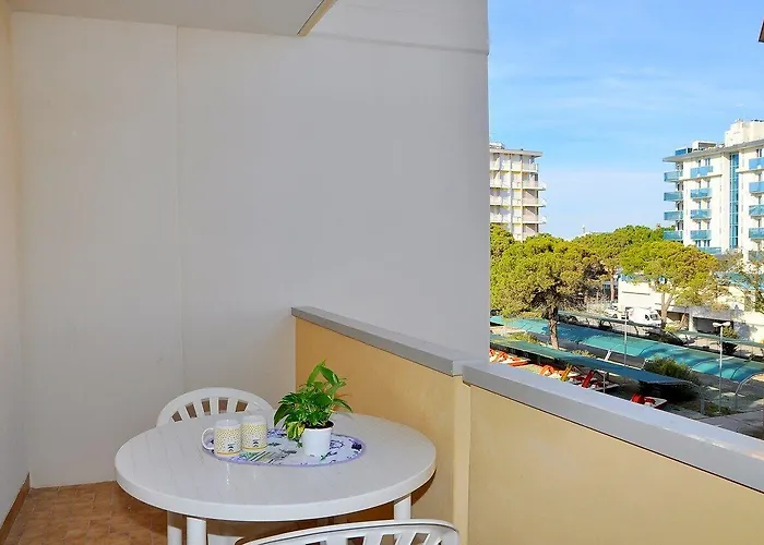 Lovely With Balcony - Beahost * بيبيوني